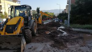 İçme suyu borusu patladı, sokaklar su altında kaldı