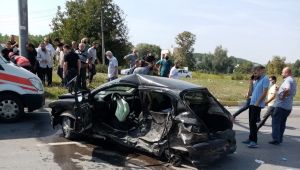 İki otomobil çarpıştı: 1’i ağır, 4 yaralı