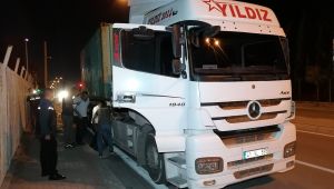 Işık ihlali yapan tır ile yolcu otobüsü çarpıştı: 4 yaralı