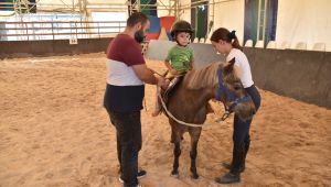 Kartepe’de özel çocuklara atla terapi desteği