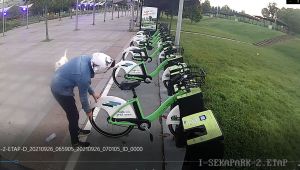 Kiralık bisikletlerin lastiklerini patlattı!