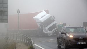 Kontrolden çıkan tır, beton bariyerde asılı kaldı