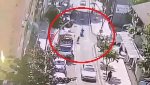 Koşarak yola atlayan kadına motosiklet çarptı