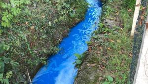 Masmavi akan dere, görenleri şaşkına çevirdi