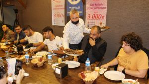 Ödüllü 'cağ kebabı yeme yarışması' nda zorlandılar