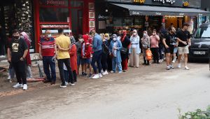 Okul kıyafeti kuyruğu görenleri şaşırttı