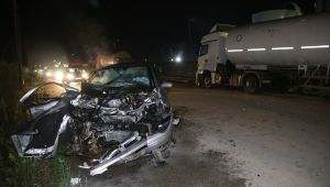 Otomobil tankere çarptı, küçük çocuk camdan yola fırladı