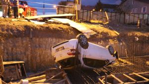 Otomobil yoldan çıkıp inşaat temeline uçtu