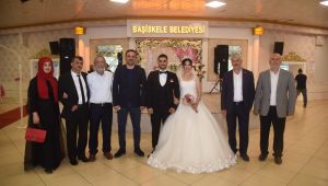 Özlü, vatandaşların mutlu gününe ortak oluyor