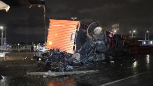 Parçalara ayrılan tırdaki sürücü ağır yaralandı