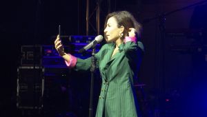 Şarkıcı Fatma Turgut küs olan sevgilileri böyle barıştırmaya çalıştı