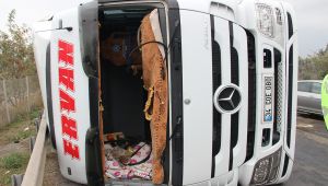 TEM’de yolcu otobüsü ile çarpışan tır devrildi: 3 yaralı