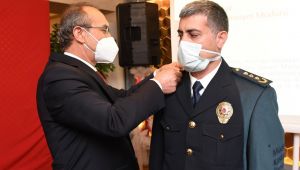 Terfi alan polislere rütbeleri takıldı