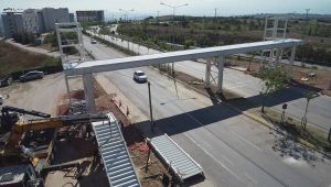 Üniversite yolu yaya geçidinde kirişler konuluyor