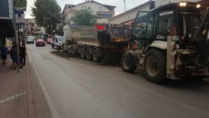 Yokuşta kayan tırdan tonlarca çamur yola saçıldı