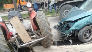 Zincirleme kazada traktör ikiye bölündü: 3 yaralı