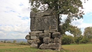 2 bin yıllık lahde kazınmış cümleler görenleri şaşırtıyor