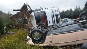 Arızalanan aracı yolcularla birlikte taşıyan çekici devrildi