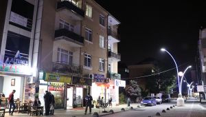 Balkondan atlamaya kalkışan genci mahalleli kurtardı