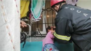 Başı pencere demirine sıkışan çocuğu itfaiye kurtardı