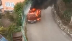 Cadde üzerindeki otomobil alev alev yandı