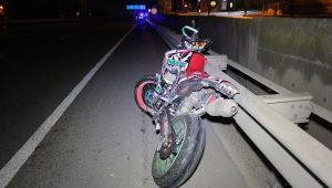  Çarptığı tıra ayağı sıkışınca 500 metre sürüklendi