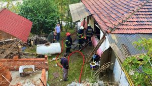 Çayırova'da çıkan yangın gecekonduyu küle çevirdi