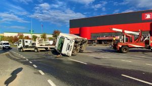 Çayırova’da iki kamyon çarpıştı