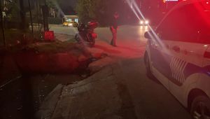 Çukura motosikletiyle birlikte düşerek yaralandı