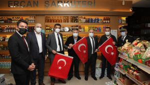 Darıca’da esnafa ve vatandaşlara Türk Bayrağı dağıtıldı