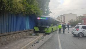 Darıca’da otobüs ile otomobil çarpıştı: 1'i ağır 3 yaralı