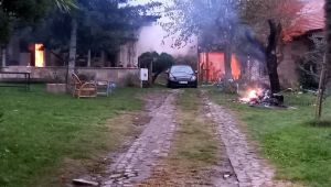 Emekli generalin iki evini ateşe verdiler