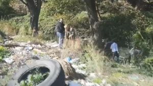 Ev arkadaşlarını boğdukları iple bağlayarak dereye attılar