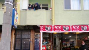 Balkondan düşen zabıta memuru ağır yaralandı