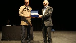 Fuarda Bekir Develi kitaplarını imzaladı