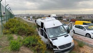 Gebze’de servis minibüsü direğe çarptı: 2 yaralı