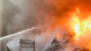 Geri dönüşüm fabrikasındaki yangın korkuttu