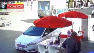 Geri geri giden kamyonet, motosiklete böyle çarptı