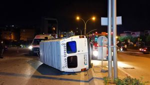 Hafif ticari araçla çarpışan minibüs devrildi: 6 yaralı