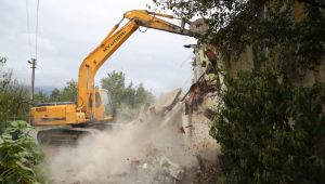Darıca'da Hasarlı ve metruk yapılar yıkılıyor