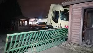 Hızını alamayan tır direk ve depoya çarptı