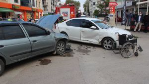 İki otomobil çarpıştı, felçli vatandaşı ekipler çıkardı