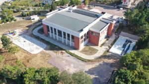 Karamürsel’de yüzme havuzuna yeni çevre düzenlemesi