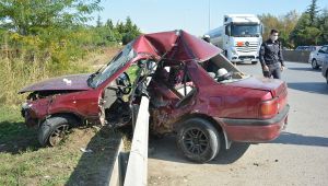 Kaza yapan otomobil bariyere ok gibi saplandı