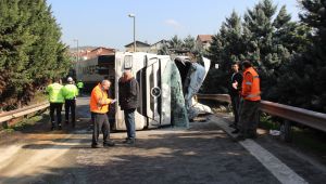 Kaza yapan tır yolu trafiğe kapattı
