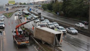 Kontrolden çıkan kamyonet bariyerlerin üzerine devrildi