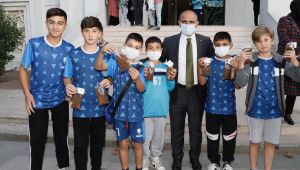 Körfez’li çocuklar sokak hayvanlarını besledi