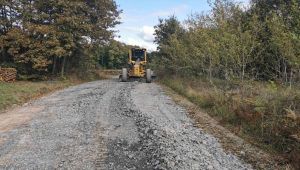 Köy yollarında stabilize malzeme serimi devam ediyor