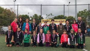 Meşin yuvarlığın peşinde erkeklere taş çıkardılar