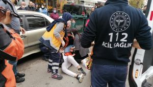 Otomobille çarpışan motosikletli kurye yaralandı